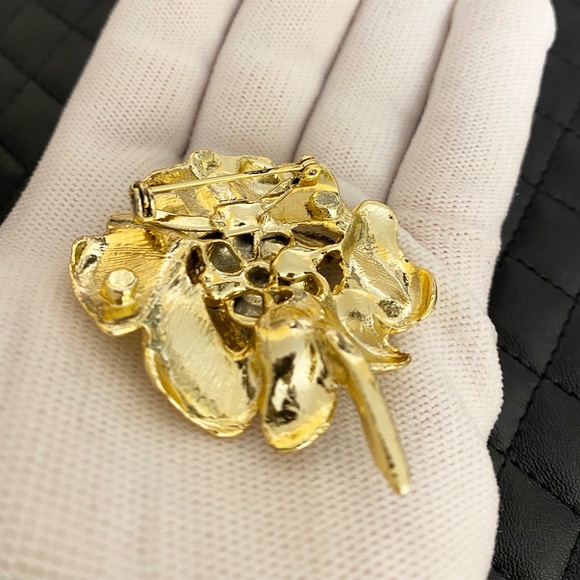 10 Large and Bold Brooches, Rose Shaped, Flower Jewelry Collection - Picture 4 of 4